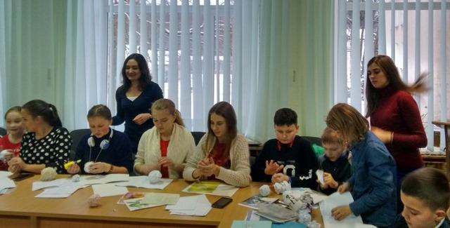 Студенти допомагають дітям